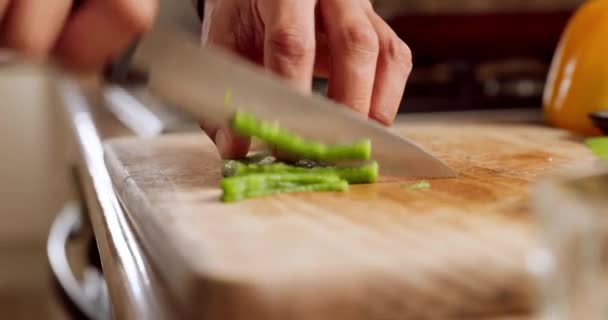 Grön Paprika Träskiva Och Kniv Händerna Kock Man Matlagning Köket — Stockvideo