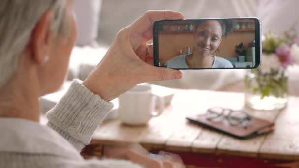 Mujer Mayor Utilizar Lenguaje Señas Para Comunicación Videollamada Chat Con — Vídeos de Stock