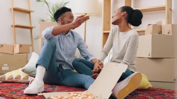 Pareja Negra Comiendo Pizza Casa Propiedad Nueva Mientras Habla Después — Vídeo de stock