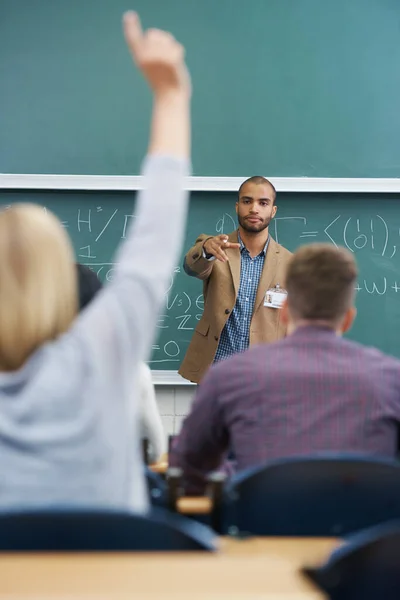 Construyendo Mentes Brillantes Joven Profesor Dando Una Lección Sus Estudiantes —  Fotos de Stock