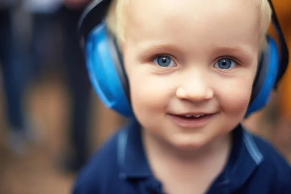 Najlepszy Czas Jego Młodym Życiu Zbliżenie Młodego Chłopca Noszącego Słuchawki — Zdjęcie stockowe