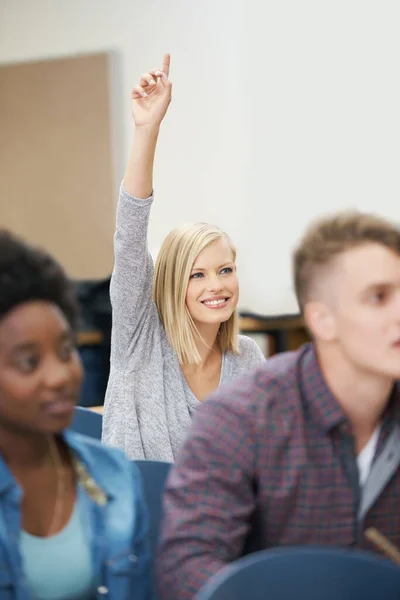 Weet Alle Antwoorden Een Enthousiaste Studente Die Haar Hand Opsteekt — Stockfoto