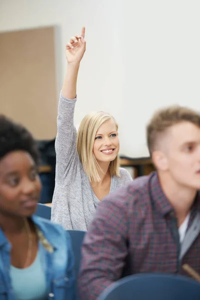 Conosce Tutte Risposte Una Studentessa Entusiasta Che Alza Mano Una — Foto Stock