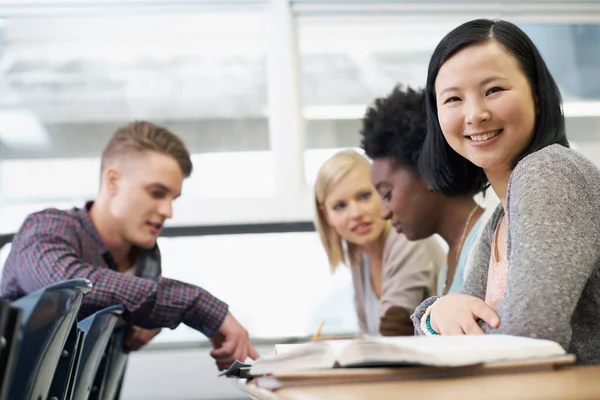 Samen Studiemateriaal Doornemen Een Groep Studenten Klas Die Hun Huiswerk — Stockfoto