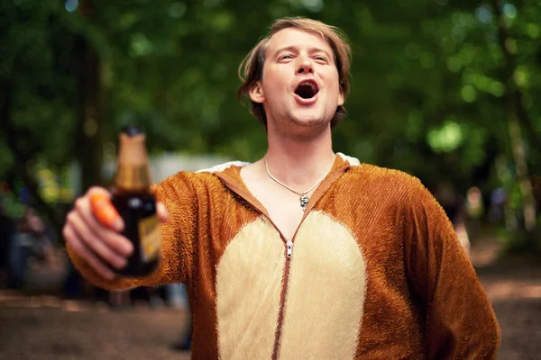 Bros Verstehen Ein Junger Mann Trinkt Draußen Bärenanzug — Stockfoto