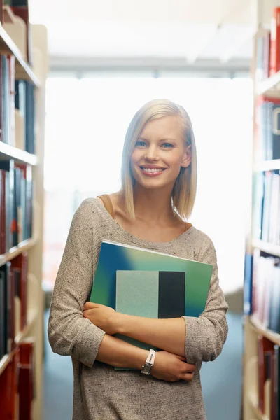 Reuniendo Material Estudio Una Joven Sosteniendo Algunos Libros Biblioteca —  Fotos de Stock