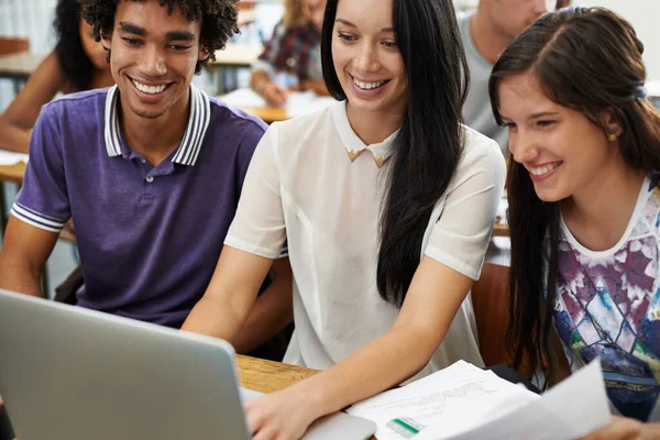 Studiepartners Een Jonge Mannelijke Vrouwelijke Student Studeert Een Klaslokaal — Stockfoto