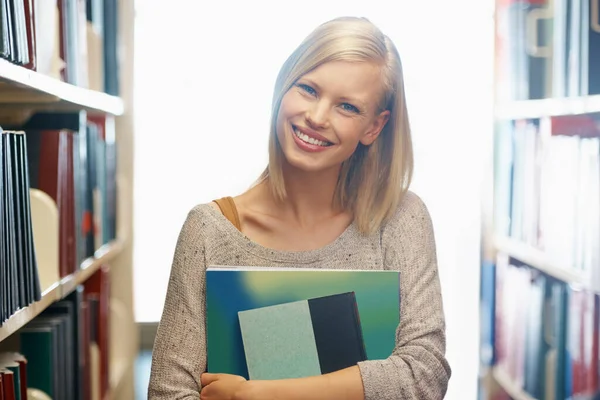 Reuniendo Material Estudio Una Joven Sosteniendo Algunos Libros Biblioteca —  Fotos de Stock