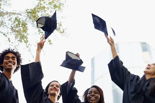 我们成功了一群面带微笑的大学毕业生庆祝他们的毕业 — 图库照片