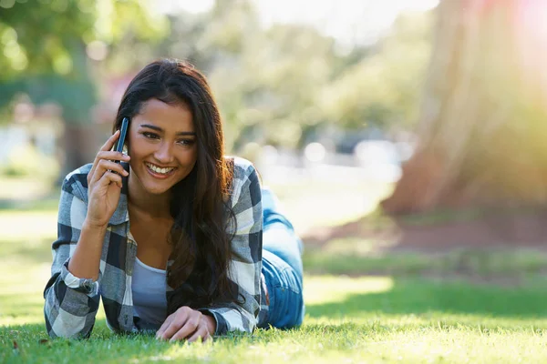 Wacht Het Park Een Aantrekkelijke Jonge Vrouw Praten Aan Telefoon — Stockfoto