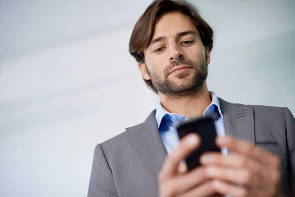 Verificar Agenda Dele Smartphone Belo Jovem Empresário Comunicando Celular — Fotografia de Stock