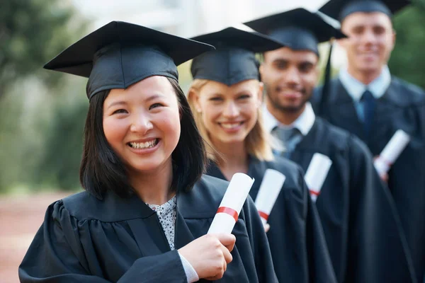 Honor Ser Graduados Jóvenes Graduados Universitarios Sosteniendo Sus Diplomas Mientras — Foto de Stock