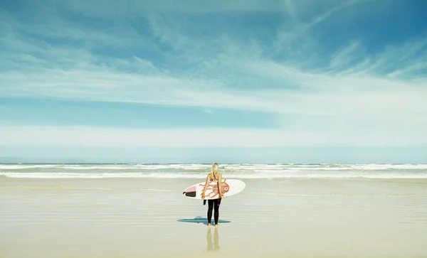 Auf Dem Weg Ins Meer Rückansicht Einer Jungen Surferin Die — Stockfoto