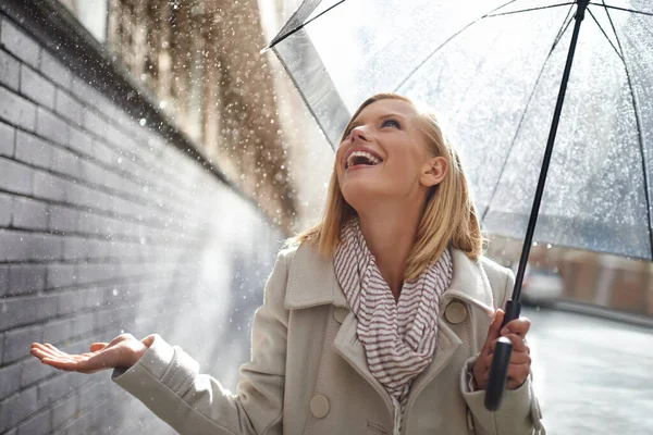 Zum Glück Hatte Ich Meinen Regenschirm Dabei Eine Junge Frau — Stockfoto