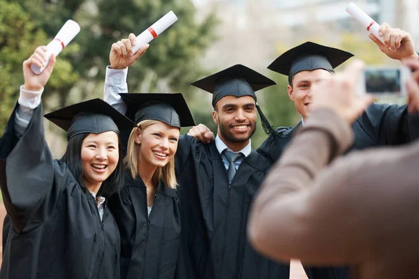 Digamos Que Gradué Grupo Amigos Posando Para Una Fotografía Sus —  Fotos de Stock