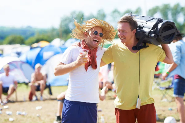 Fiúknak Lenni Két Fiatalember Szórakozik Egy Szabadtéri Fesztiválon — Stock Fotó