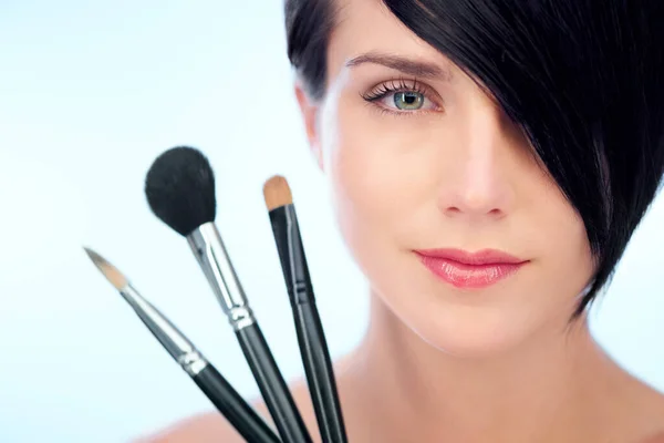 Werkzeuge Des Kosmetikhandels Eine Schöne Junge Frau Mit Einer Vielzahl — Stockfoto