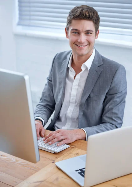 Est Jeune Ambitieux Beau Jeune Cadre Travaillant Dans Son Bureau — Photo