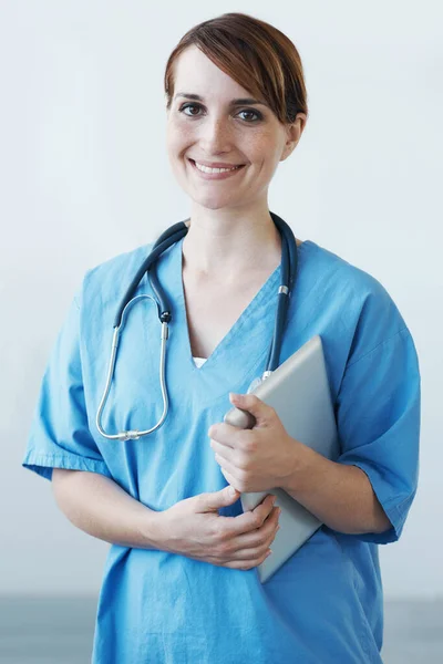 Tecnologia Facilita Muito Meu Trabalho Belo Jovem Médico Sorrindo Enquanto — Fotografia de Stock