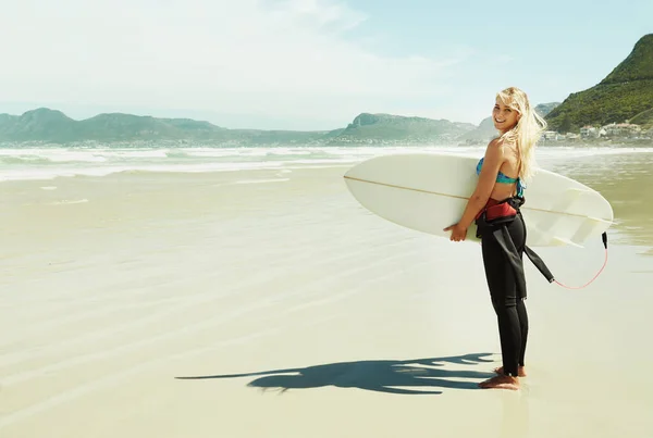 Väg Ner Havet Ung Kvinnlig Surfare Som Håller Sin Surfbräda — Stockfoto