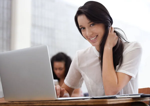 Dostaje Oceny Których Chce Szczęśliwy Młody Student Pracujący Laptopie Klasie — Zdjęcie stockowe