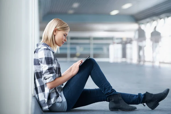 Checking Her Schedule Online Sideways Shot Young College Student Sitting — Stock Photo, Image