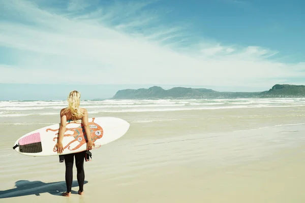 Auf Dem Weg Ins Meer Eine Junge Surferin Hält Ihr — Stockfoto