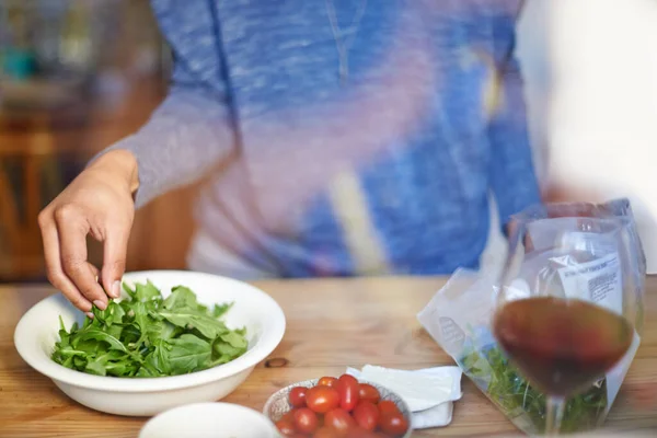 Haciendo Almuerzo Saludable Una Joven Haciendo Una Ensalada Cocina —  Fotos de Stock