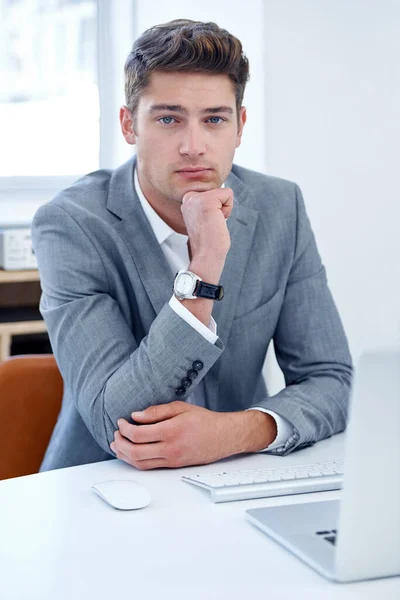 彼は多くのキャリアの願望を得た 彼の机に座っている思慮深い若いビジネスマン — ストック写真