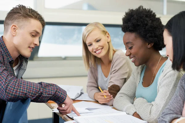 Este Problema Relativamente Simple Grupo Estudiantes Universitarios Sentados Juntos Estudiando —  Fotos de Stock