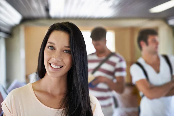 Encanta Vida Universitaria Retrato Una Hermosa Estudiante Universitaria Joven Pie — Foto de Stock