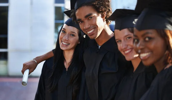 Nos Graduamos Oficialmente Grupo Graduados Universidad Sonrientes Pie Juntos Tapa — Foto de Stock