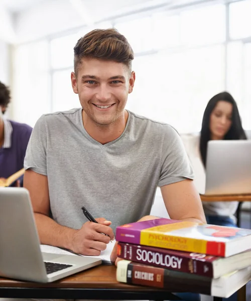 Sicher Der Studienerfolg Eine Hübsche Junge Studentin Sitzt Einem Schreibtisch — Stockfoto