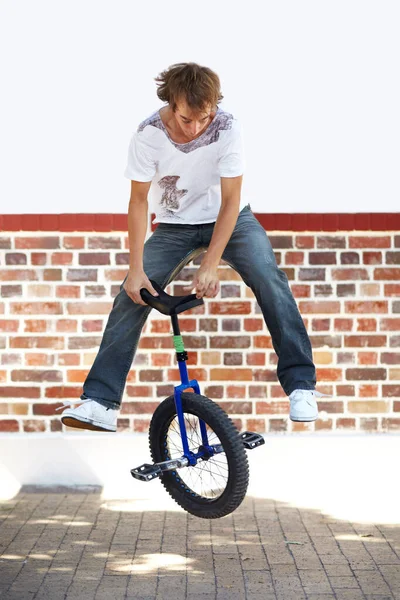 シートをめくる 自転車に乗っている若い男の全長ショット — ストック写真