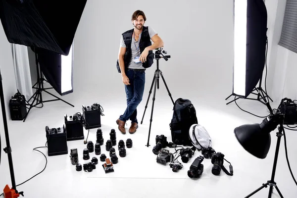 Professionelle Studiofotografie Ein Professioneller Fotograf Seinem Studio Umgeben Von Ausrüstung — Stockfoto