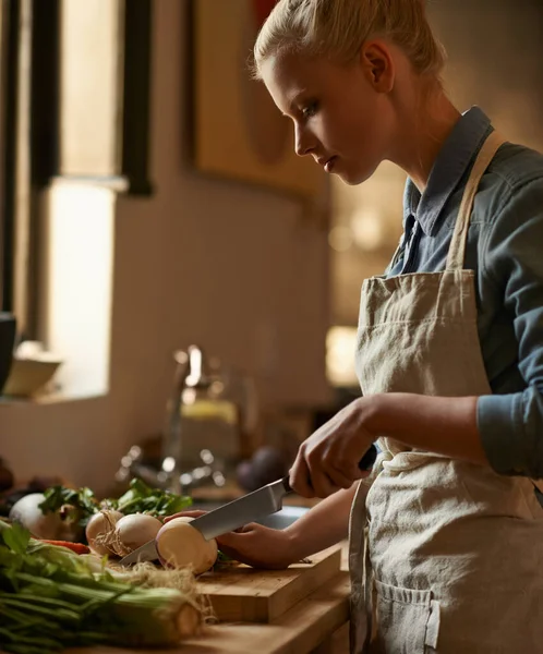 Hän Pitää Hyvästä Ruoasta Kaunis Nuori Nainen Valmistaa Aterian Keittiössään — kuvapankkivalokuva