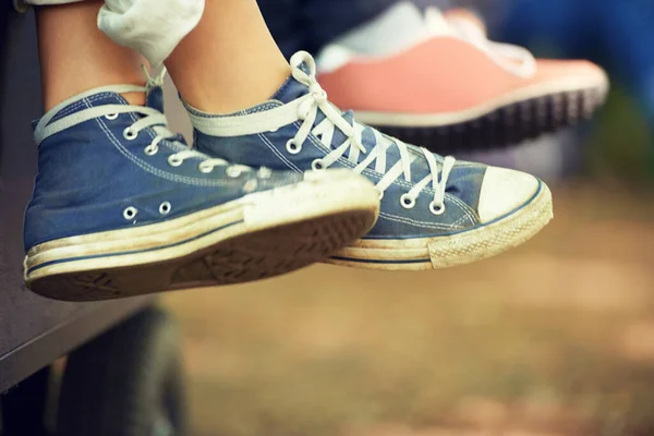 Smidigare Stil Två Par Fötter Bär Sneakers Dinglar Från Sidan — Stockfoto