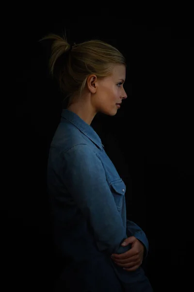 Brodd Young Woman Denim Shirt Dark Background — Stock Photo, Image