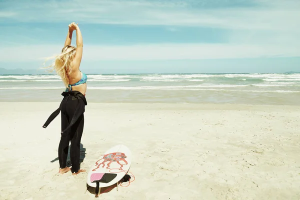 Auf Dem Weg Ins Meer Ein Junges Surfermädchen Hält Ihr — Stockfoto