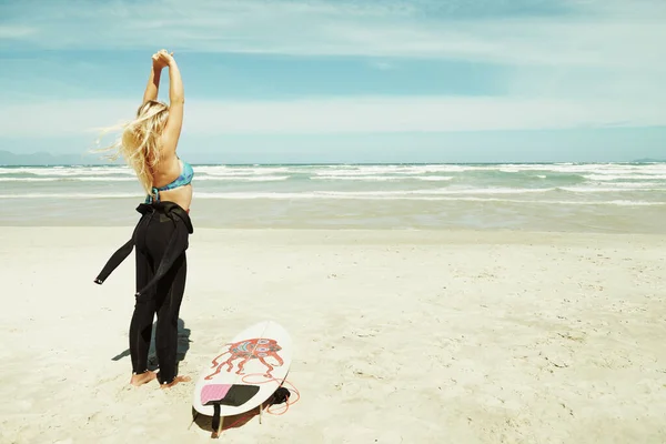 Caminho Oceano Uma Jovem Surfista Segurando Sua Prancha — Fotografia de Stock