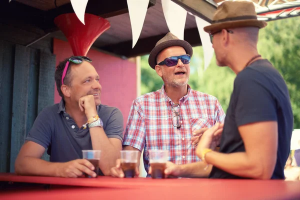 Megosztani Egy Italt Barátokkal Három Férfi Barát Beszélget Iszik Egy — Stock Fotó