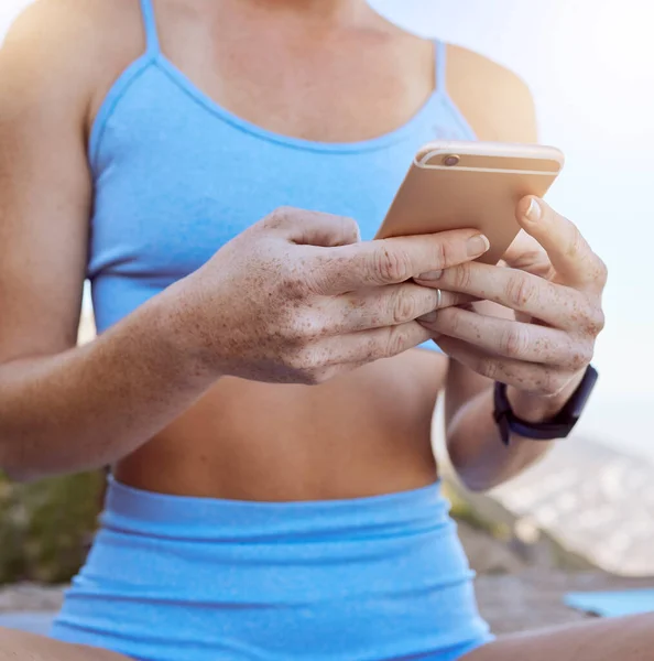 Vrouw Handen Fitness App Telefoon Typen Outdoor Workout Video Oefening — Stockfoto