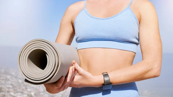 Ćwiczenia Zdrowie Mata Jogi Kobieta Trening Przyrodzie Cardio Zen Trening — Zdjęcie stockowe
