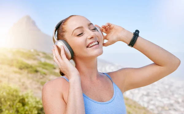 Fitness Naturaleza Una Mujer Con Auriculares Escuchando Música Con Sonrisa — Foto de Stock