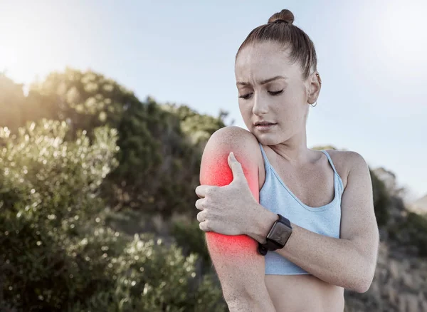 Vrouw Fitness Arm Letsel Spierspanning Gewrichtsontsteking Houden Pijnlijke Gebied Natuur — Stockfoto