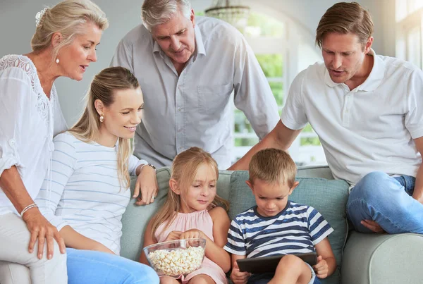 Streaming Medien Und Familie Schauen Gemeinsam Tablet Filme Auf Mobilen — Stockfoto