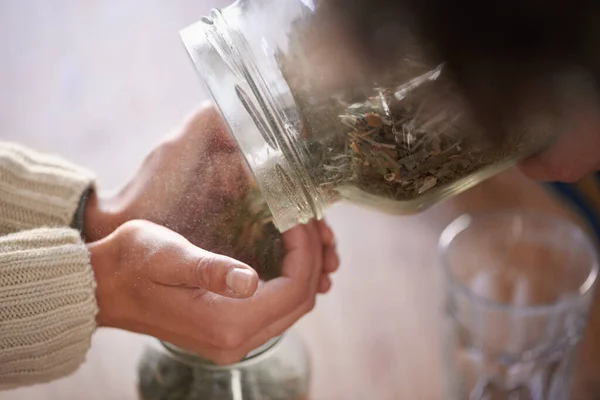 Wkładanie Liści Herbaty Słoików Młoda Kobieta Wkłada Słoika Liście Herbaty — Zdjęcie stockowe