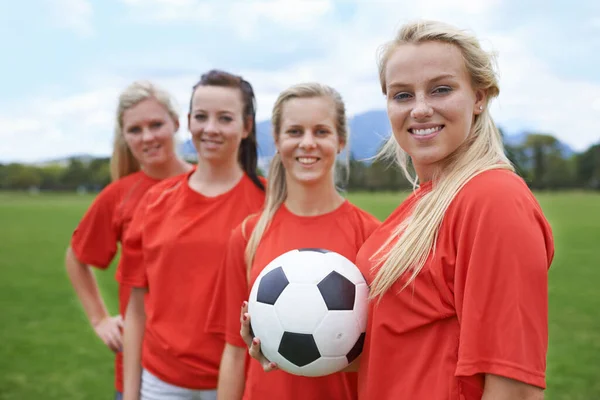 シェルはチームを勝利に導く 若い女性サッカー選手と彼女のチームメイトの肖像 — ストック写真