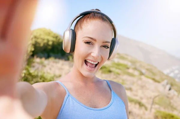 健康的自己 快乐和微笑的女人流淌在耳机的音乐在户外的性质 在听网络广播或网络音频时 一个人在健康 运动和锻炼之后的幸福 — 图库照片