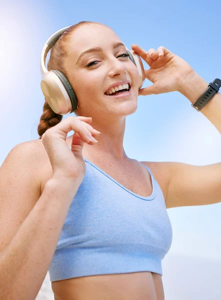 Słuchawki Kobiece Fitness Lub Muzyczne Podczas Treningu Treningu Lub Ćwiczeń — Zdjęcie stockowe